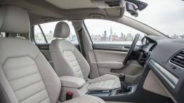 Volkswagen Golf VII TDI - wersja amerykańska - widok ogólny wnętrza z przodu