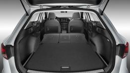 Seat Leon III ST (2014) - tylna kanapa złożona, widok z bagażnika