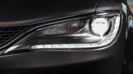 Chrysler 200C (2015) - lewy przedni reflektor - włączony