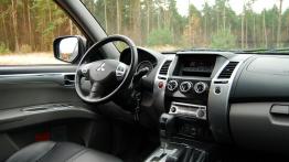 Mitsubishi Pajero Sport II 2.5 DI-D - galeria redakcyjna - kokpit