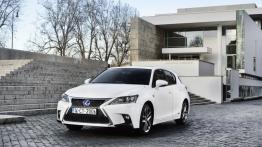 Lexus CT 200h Facelifting (2014) - widok z przodu