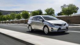 Toyota Auris II Touring Sports - widok z przodu