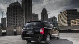 Chrysler Town and Country S - widok z tyłu