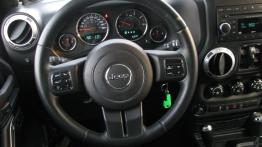 Jeep Wrangler III Unlimited Facelifting 2.8 DOHC I-4 Turbo CRD 200KM - galeria redakcyjna - kierowni