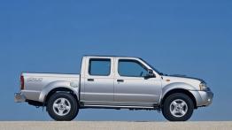 Nissan NP300 - prawy bok