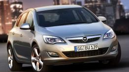 Opel Astra 2010 - widok z przodu