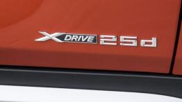 BMW X1 Facelifting - prezentacja w Monachium - emblemat boczny