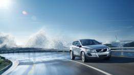 Volvo XC60 Ocean Race - przód - reflektory włączone