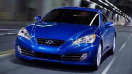 Hyundai Genesis Coupe - przód - reflektory włączone