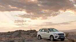 Mercedes klasa M 2012 - przód - reflektory włączone