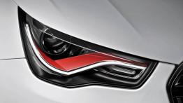Audi A1 Quattro - prawy przedni reflektor - włączony