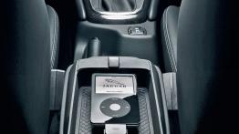 Jaguar X-Type Kombi 2007 - tunel środkowy między fotelami