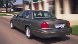 Ford Crown Victoria 2001 - widok z tyłu