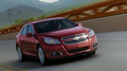 Chevrolet Malibu 2013 - przód - reflektory włączone