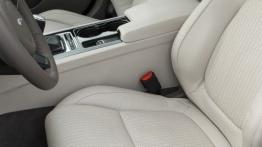 Jaguar XE 2.0d Ammonite Grey (2015) - widok ogólny wnętrza z przodu