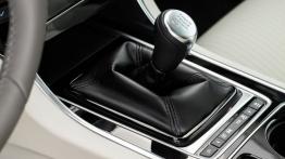 Jaguar XE 2.0d Ammonite Grey (2015) - dźwignia zmiany biegów