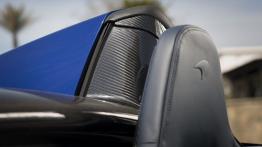 McLaren 650S Spider (2014) - zagłówek na fotelu kierowcy, widok z przodu