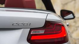 BMW 228i Cabrio (2015) - wersja amerykańska - prawy tylny reflektor - włączony