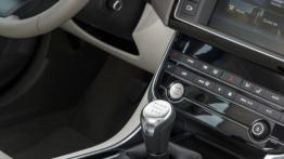 Jaguar XE 2.0d Ammonite Grey (2015) - dźwignia zmiany biegów