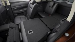 Mitsubishi Outlander III - tylna kanapa złożona, widok z boku