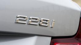 BMW 228i Cabrio (2015) - wersja amerykańska - emblemat