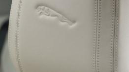 Jaguar XE 2.0d Ammonite Grey (2015) - zagłówek na fotelu kierowcy, widok z przodu