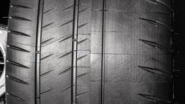 Chevrolet Corvette C7 Z06 (2015) - opona