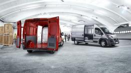 Fiat Ducato III Facelifting Furgon (2014) - tył - bagażnik otwarty