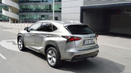 Lexus NX 300h (2014) - widok z tyłu