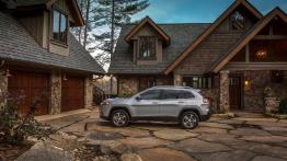 Odświeżony Jeep Cherokee z nowym silnikiem