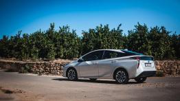 Czy wtyczka bardzo zmienia wygląd samochodu? Porównanie Priusa Plug-in z odmianą hybrydową Prius HEV