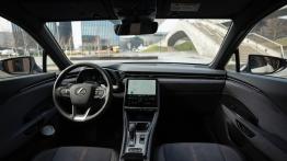 Lexus LBX E-Four Cool to wyjątkowe połączenie Mini i Toyoty. Ideał miejskiego premium