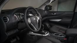 Nissan Navara (2019) - widok ogólny wn?trza z przodu