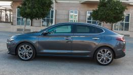 Hyundai i30 Fastback - galeria redakcyjna - lewy bok