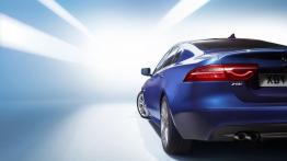 Jaguar XE 2.0d R-Sport (2015) - lewy tylny reflektor - wyłączony