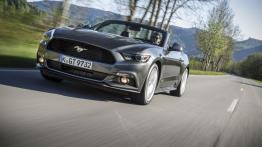 Ford Mustang VI Cabrio EcoBoost (2015) - wersja europejska - widok z przodu