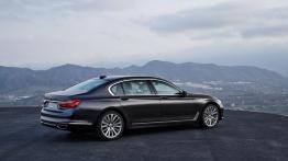BMW serii 7 G12 750Li xDrive (2016) - prawy bok