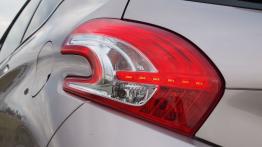 Peugeot 208 Hatchback 3d 1.6 VTI 120KM - galeria redakcyjna - lewy tylny reflektor - włączony