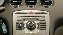 Peugeot 308 SW Facelifting 1.6 e-HDI FAP STT 112KM - galeria redakcyjna - konsola środkowa