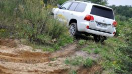Toyota Land Cruiser V8 Terenowy Facelifting 4.6 VVT-i 318KM - galeria redakcyjna - widok z tyłu