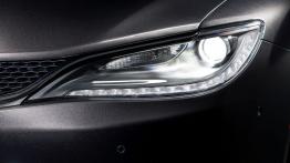 Chrysler 200C (2015) - lewy przedni reflektor - włączony