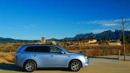 Mitsubishi Outlander III PHEV - galeria redakcyjna - prawy bok