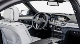 Mercedes E 350 4MATIC Facelifting - kokpit