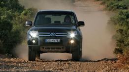 Mitsubishi Montero - widok z przodu