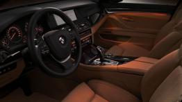 BMW Seria 5 F10 - widok ogólny wnętrza z przodu