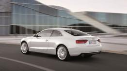 Audi A5 Coupe 2012 - tył - reflektory włączone