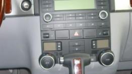 Volkswagen Touareg 4.2 V8 (310 KM) - galeria redakcyjna - konsola środkowa