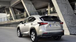 Lexus NX 300h (2014) - widok z tyłu