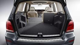 Mercedes GLK Facelifting - tylna kanapa złożona, widok z bagażnika
