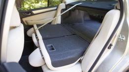Subaru Legacy VI (2015) - tylna kanapa złożona, widok z boku